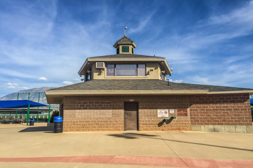 Picture of the snackshack and bathrooms at Lakeside park.